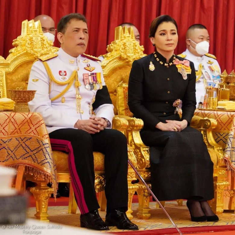 Nhan sắc 'vạn người mê' ở ngưỡng U50 của Hoàng hậu Thái Lan, không thua gì vợ bé của chồng - Ảnh 1