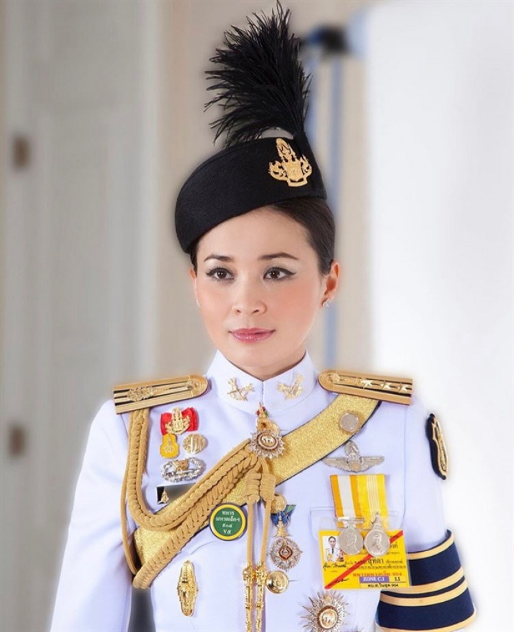 Nhan sắc 'vạn người mê' ở ngưỡng U50 của Hoàng hậu Thái Lan, không thua gì vợ bé của chồng - Ảnh 2