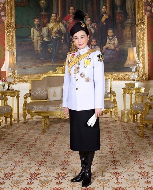 Nhan sắc 'vạn người mê' ở ngưỡng U50 của Hoàng hậu Thái Lan, không thua gì vợ bé của chồng - Ảnh 7