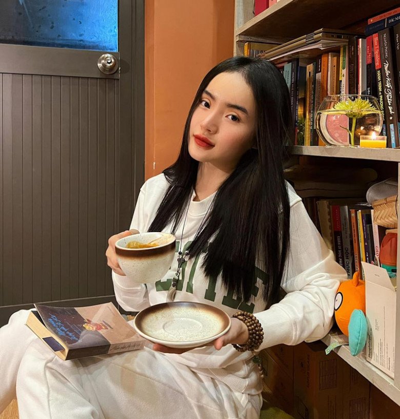 Từng nổi tiếng ăn chơi, nổi loạn, em gái Angela Phương Trinh giờ đây ngày càng mộc mạc, giản dị với bộ đồ lam nhà chùa - Ảnh 4