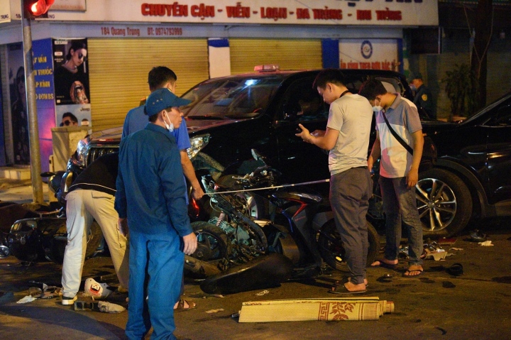 Vụ xe ô tô tông liên hoàn ở Hà Nội: Tài xế gây tai nạn kinh hoàng khai những gì? - Ảnh 1