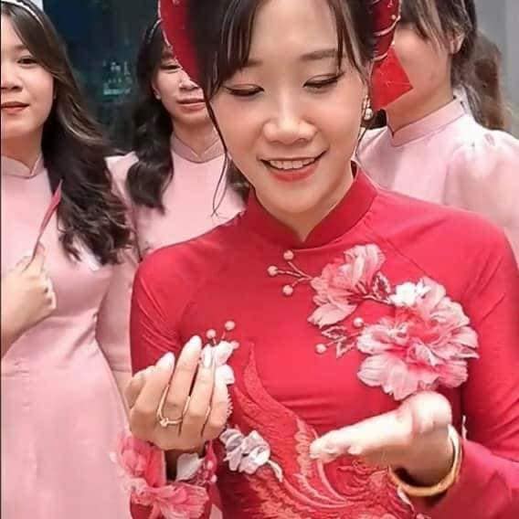 Màn tặng quà cưới lầy lội đến từ vị trí cô dâu, biểu cảm chú rể mới là tâm điểm khiến netizen cười ngất  - Ảnh 7
