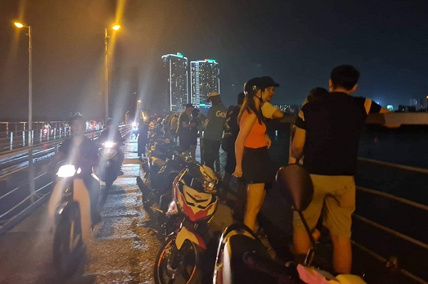 Hà Nội: Lực lượng chức năng nổ lực xuyên đêm tìm kiếm đôi nam nữ nhảy cầu Long Biên  - Ảnh 1