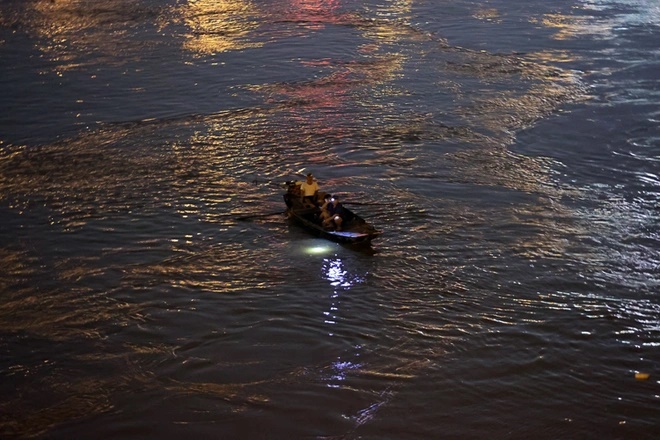Hà Nội: Lực lượng chức năng nổ lực xuyên đêm tìm kiếm đôi nam nữ nhảy cầu Long Biên  - Ảnh 2