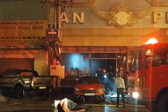 Vụ cháy quán karaoke ở Bình Dương khiến 12 người tử vong: Lãnh đạo tỉnh sẽ điều tra thật kĩ nguyên nhân và kiểm tra công tác PCCC ở tất cả quán karaoke còn lại - Ảnh 1