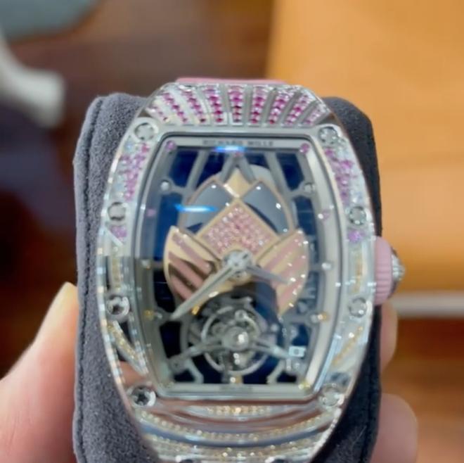 Đại gia Đức Huy khoe đồng hồ kim cương mới với 823 viên đá quý, chỉ có 7 chiếc trên thế giới - Ảnh 2