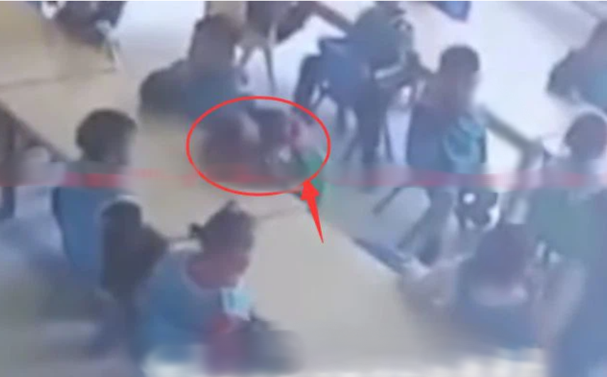 Cậu bé 3 tuổi ngủ gục trong giờ ăn trưa, camera ghi lại sự vô tâm của giáo viên dẫn đến cái chết của trò - Ảnh 3