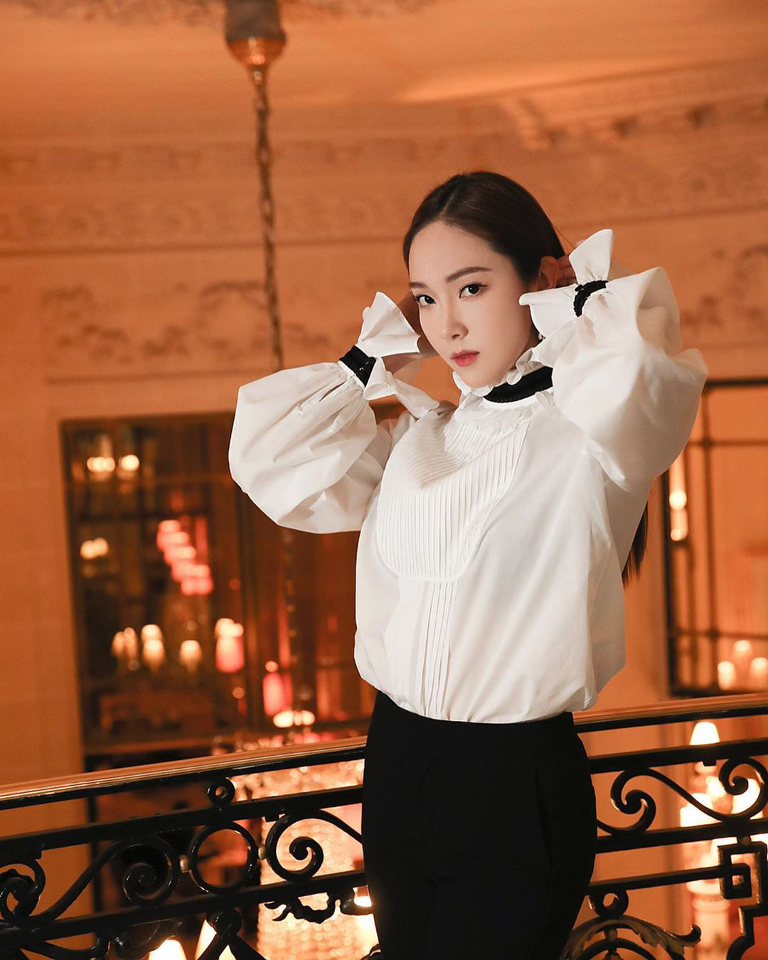Jessica là fan cứng của áo blouse trắng và nhờ đó, chị em sẽ chấm được những kiểu đáng diện nhất - Ảnh 3
