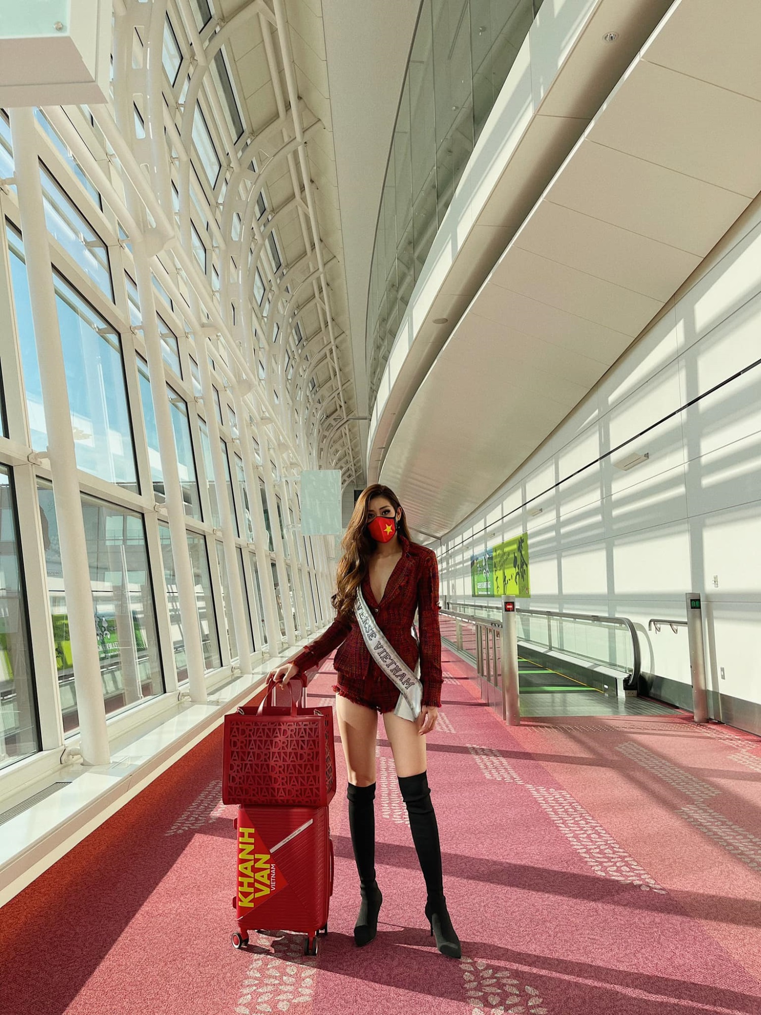 Hoa hậu Khánh Vân lên đường sang Mỹ thi Miss Universe, trang phục gây chú ý - Ảnh 3