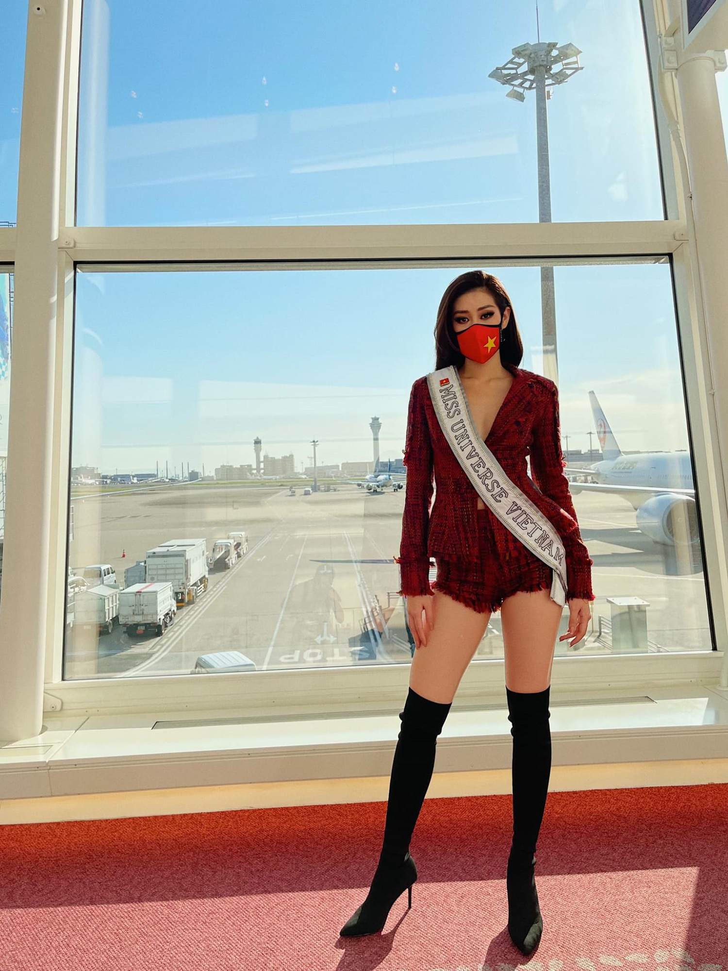 Hoa hậu Khánh Vân lên đường sang Mỹ thi Miss Universe, trang phục gây chú ý - Ảnh 2