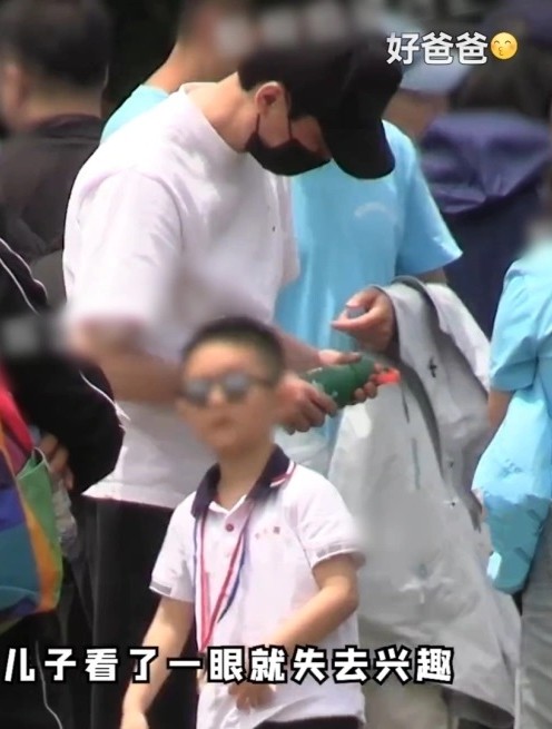 Bắt gặp Phùng Thiệu Phong đưa con trai đến trường: Nhóc tỳ được gọi là 'phiên bản nam của Triệu Lệ Dĩnh' - Ảnh 2