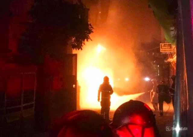 Cháy cột điện ở Hà Nội lúc rạng sáng khiến 1 khu dân cư hoảng loạn tháo chạy - Ảnh 3