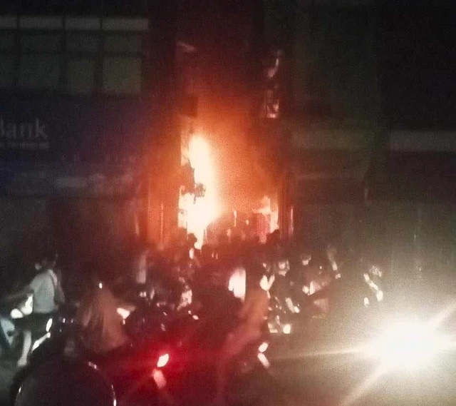 Cháy cột điện ở Hà Nội lúc rạng sáng khiến 1 khu dân cư hoảng loạn tháo chạy - Ảnh 2