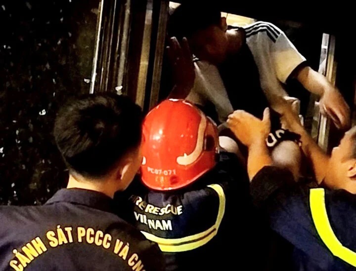 Giải cứu 5 người mắc kẹt trong thang máy quán internet ở Hải Phòng, 1 người bị ngã chấn thương - Ảnh 1