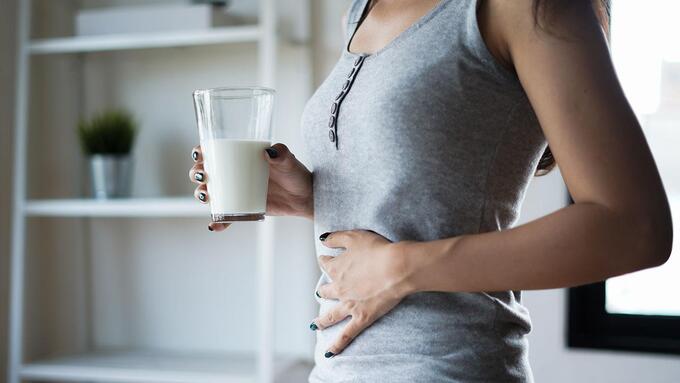Uống sữa gây trào ngược dạ dày không, xử lý thế nào? - Ảnh 1