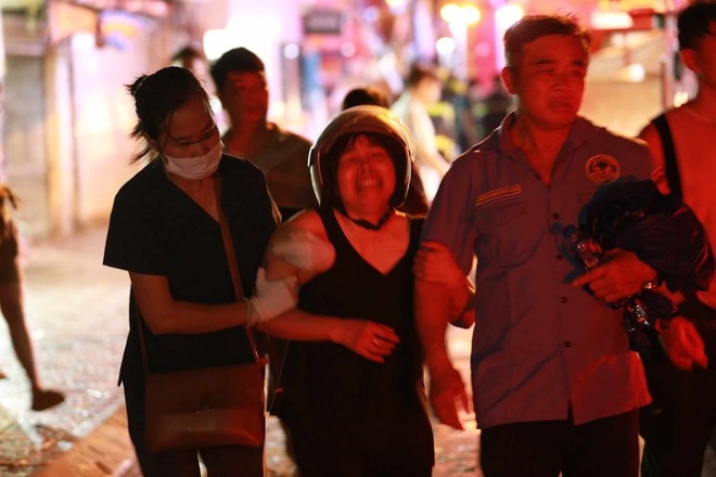 Vụ cháy nhà ở phố Định Công Hạ khiến 4 người tử vong: Người thân khóc lớn, không đứng vững trước nỗi mất mát quá lớn - Ảnh 4