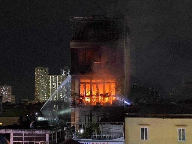 Vụ cháy nhà ở phố Định Công Hạ khiến 4 người tử vong: Người thân khóc lớn, không đứng vững trước nỗi mất mát quá lớn - Ảnh 1