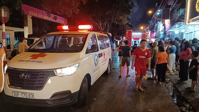 Vụ cháy nhà ở phố Định Công Hạ khiến 4 người tử vong: Người thân khóc lớn, không đứng vững trước nỗi mất mát quá lớn - Ảnh 5