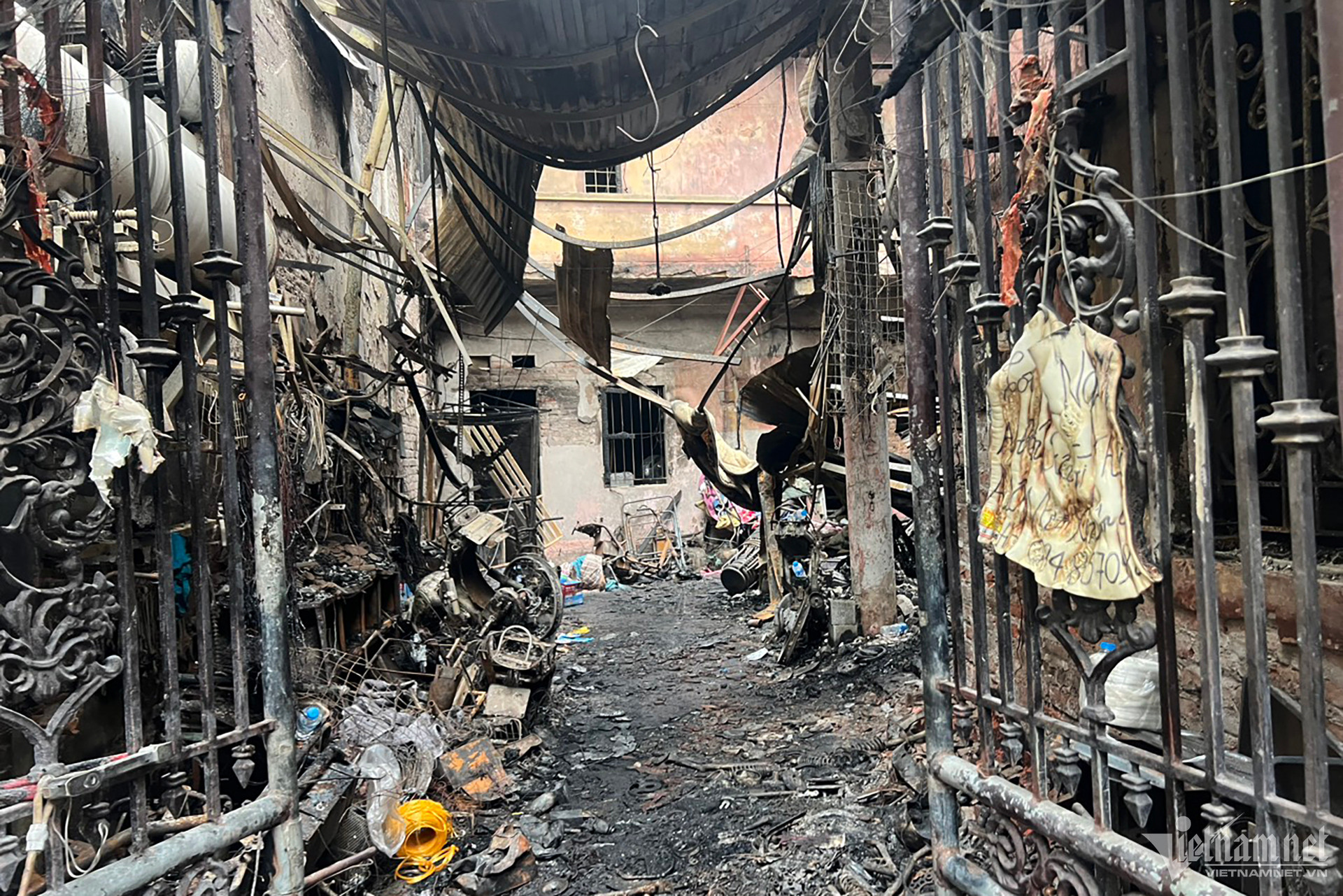 Cháy nhà 4 người chết ở Định Công Hạ: Thảm kịch báo trước khi hàng hóa bịt kín lối thoát sinh tử - Ảnh 3