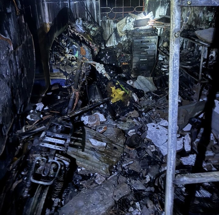 Cháy nhà trong đêm khiến 3 người chết ở Bắc Giang: Lửa bùng lên tại khu vực để xe đạp điện tầng 1 - Ảnh 2
