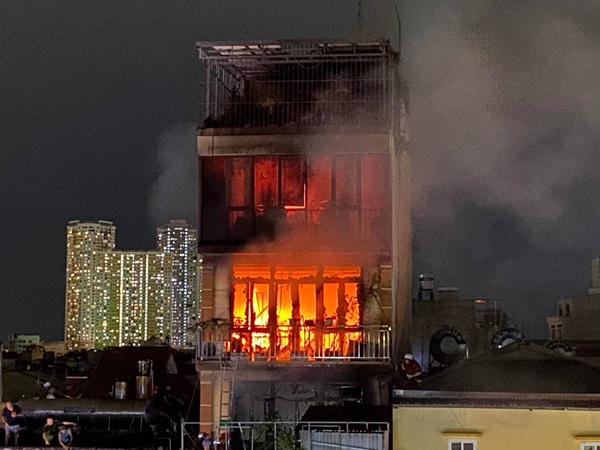 Cháy lớn, nhiều người mắc kẹt trong ngôi nhà tại Hoàng Mai, tầng 6 lửa vẫn cháy đỏ rực, lính cứu hỏa chưa tiếp cận được - Ảnh 2