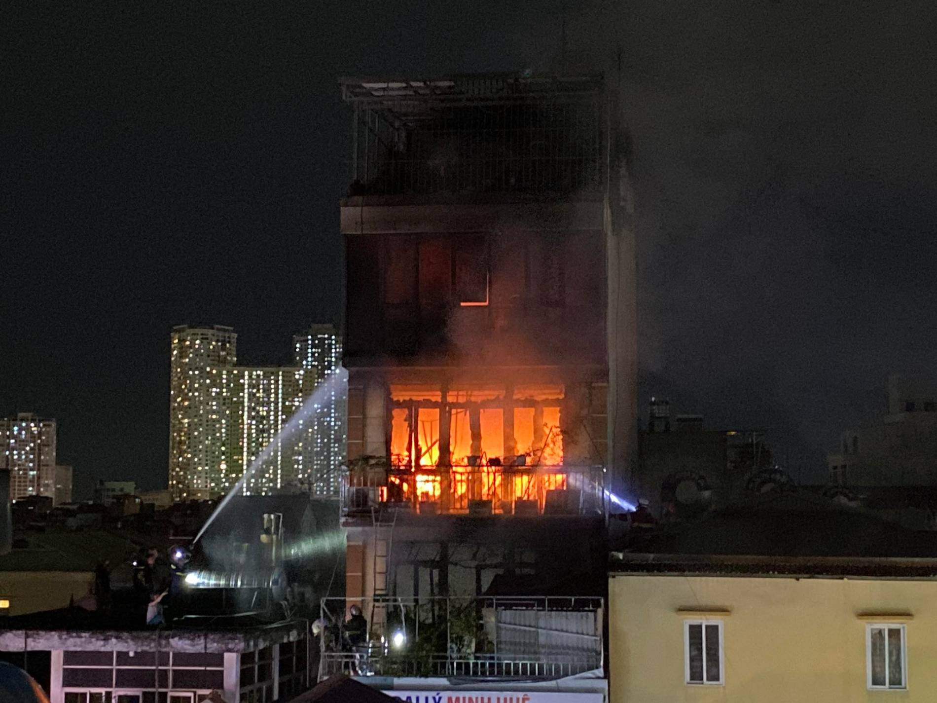 Cháy lớn, nhiều người mắc kẹt trong ngôi nhà tại Hoàng Mai, tầng 6 lửa vẫn cháy đỏ rực, lính cứu hỏa chưa tiếp cận được - Ảnh 3