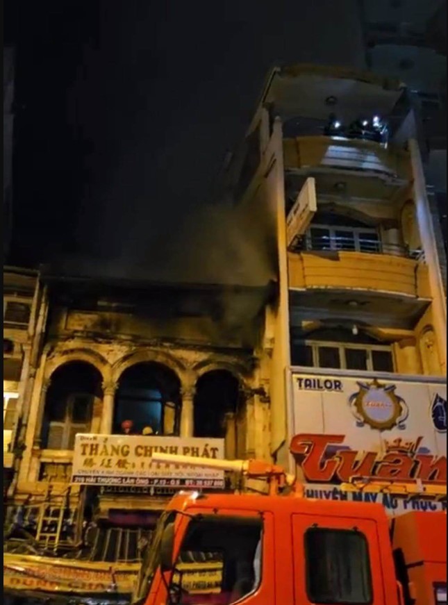 TP.HCM: Căn nhà 2 tầng trên đường Hải Thượng Lãn Ông bốc cháy dữ dội - Ảnh 2