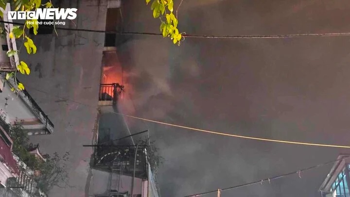 TP.HCM: Căn nhà 2 tầng trên đường Hải Thượng Lãn Ông bốc cháy dữ dội - Ảnh 4