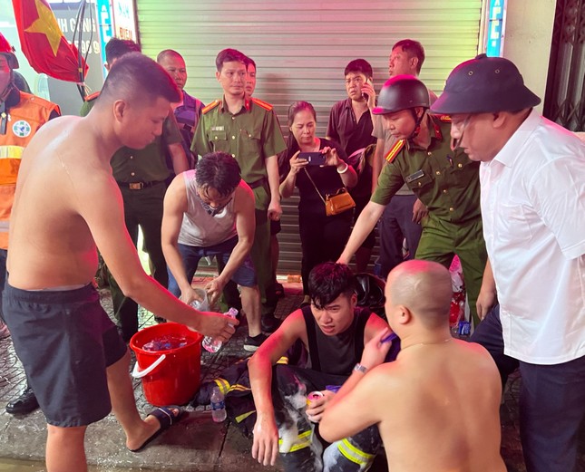 Vụ cháy ở phố Định Công Hạ khiến 4 người tử vong: Huy động 2 xe cứu hỏa và gần 100 cán bộ, chiến sĩ tham gia cứu hộ, cứu nạn - Ảnh 4
