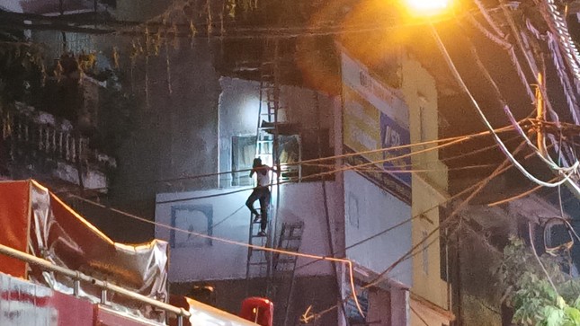 Vụ cháy ở phố Định Công Hạ khiến 4 người tử vong: Huy động 2 xe cứu hỏa và gần 100 cán bộ, chiến sĩ tham gia cứu hộ, cứu nạn - Ảnh 2