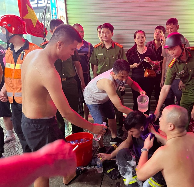 Vụ cháy ở phố Định Công Hạ khiến 4 người tử vong: Huy động 2 xe cứu hỏa và gần 100 cán bộ, chiến sĩ tham gia cứu hộ, cứu nạn - Ảnh 6