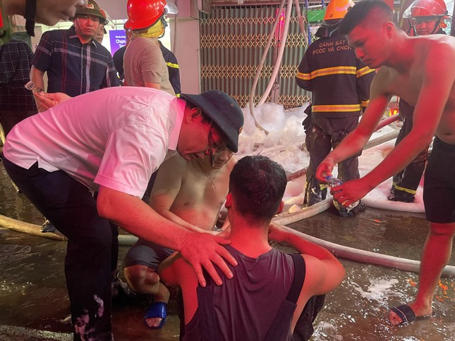 Vụ cháy ở phố Định Công Hạ khiến 4 người tử vong: Huy động 2 xe cứu hỏa và gần 100 cán bộ, chiến sĩ tham gia cứu hộ, cứu nạn - Ảnh 3