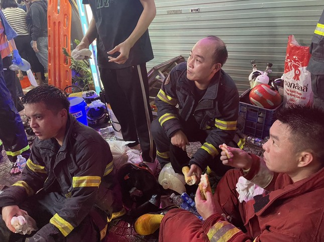 Vụ cháy ở phố Định Công Hạ khiến 4 người tử vong: Huy động 2 xe cứu hỏa và gần 100 cán bộ, chiến sĩ tham gia cứu hộ, cứu nạn - Ảnh 5