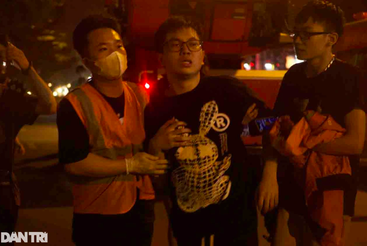 Cận cảnh hiện trường vụ cháy nhà 4 tầng ở Hà Nội: Cảnh sát giải cứu hơn 50 người thoát nạn - Ảnh 4