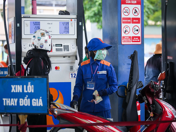 NÓNG: Giá xăng, dầu giảm mạnh, xăng A95 giảm hơn 1.400 đồng/lít từ 15 giờ chiều nay - Ảnh 1