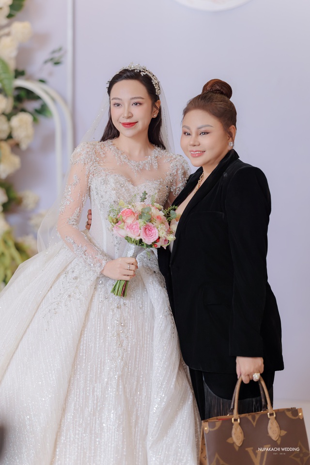 Lễ cưới diễn viên Kim Oanh và siêu mẫu Vũ Tuấn Việt: Nhã Phương - Lê Giang và dàn sao đổ bộ, cô dâu diện váy cưới hơn nửa tỷ - Ảnh 13