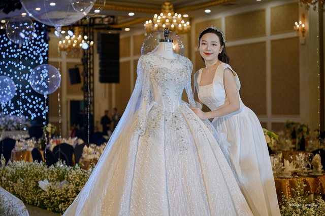 Lễ cưới diễn viên Kim Oanh và siêu mẫu Vũ Tuấn Việt: Nhã Phương - Lê Giang và dàn sao đổ bộ, cô dâu diện váy cưới hơn nửa tỷ - Ảnh 2