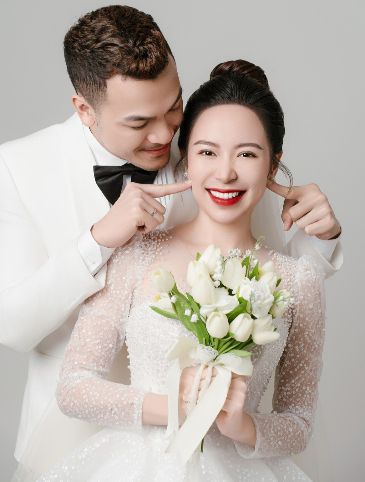 Lễ cưới diễn viên Kim Oanh và siêu mẫu Vũ Tuấn Việt: Nhã Phương - Lê Giang và dàn sao đổ bộ, cô dâu diện váy cưới hơn nửa tỷ - Ảnh 7