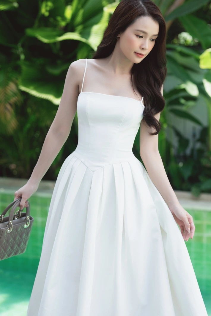 Diện váy trắng, xách túi hiệu Dior, Sam khoe nhan sắc đúng chuẩn nàng thơ - Ảnh 1
