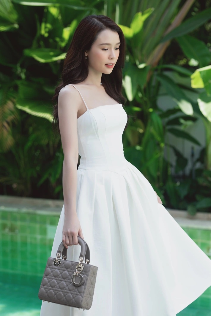 Diện váy trắng, xách túi hiệu Dior, Sam khoe nhan sắc đúng chuẩn nàng thơ - Ảnh 2