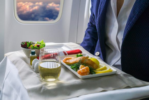 Khi đi máy bay, được phép và không nên ăn những loại thực phẩm nào để bảo vệ bụng suốt chuyến bay - Ảnh 1
