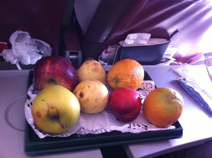 Khi đi máy bay, được phép và không nên ăn những loại thực phẩm nào để bảo vệ bụng suốt chuyến bay - Ảnh 4
