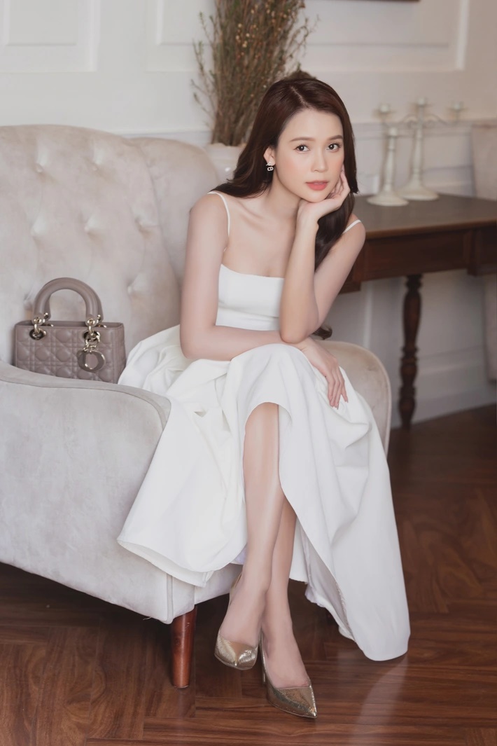 Diện váy trắng, xách túi hiệu Dior, Sam khoe nhan sắc đúng chuẩn nàng thơ - Ảnh 6