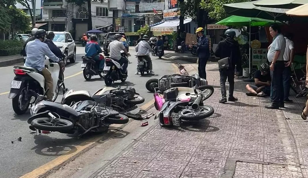 TP.HCM: Ô tô 'điên' đâm loạt xe máy trên phố khiến nhiều người bị thương nặng - Ảnh 1