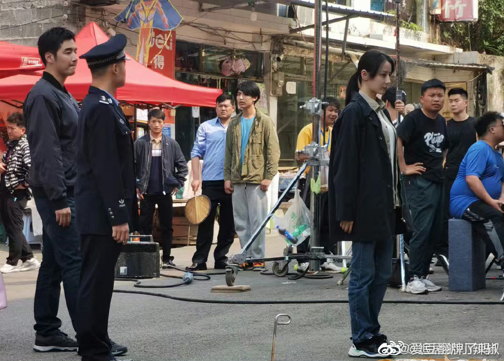 Vừa lộ tạo hình cảnh sát đầu tiên của Địch Lệ Nhiệt Ba trong Lợi Kiếm Hoa Hồng, fan hâm mộ liền gửi 700 ý kiến góp ý tới đoàn phim - Ảnh 2