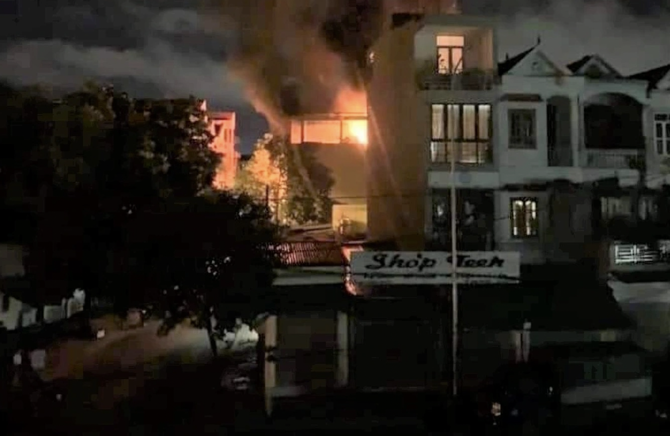 Cận cảnh hiện trường vụ cháy nhà ở Hòa Bình khiến hai cháu nhỏ tử vong: Mặt trước nhà kín, cảnh sát phải phá cửa sổ nhà vệ sinh - Ảnh 1