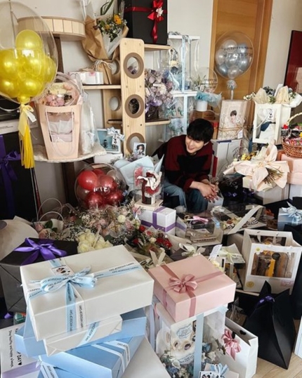 'Chim thuỷ tổ' Ahn Hyo-Seop đón sinh nhật tuổi mới tại nhà, khoe ảnh phòng riêng  gây CHOÁNG vì điều này - Ảnh 1