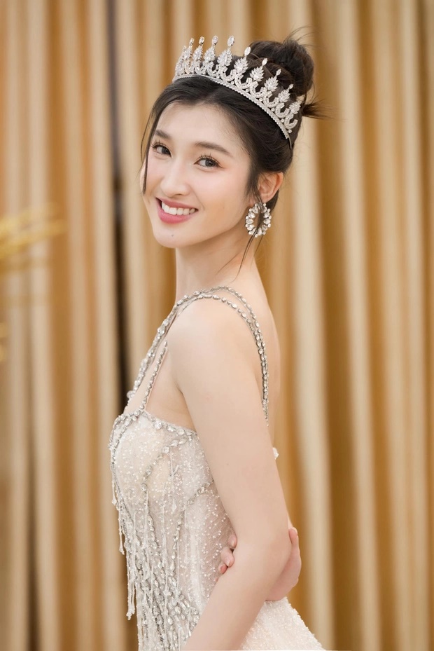 Á hậu Phương Nhi chính thức là đại diện Việt Nam thi Hoa hậu Quốc tế 2023 - Ảnh 1