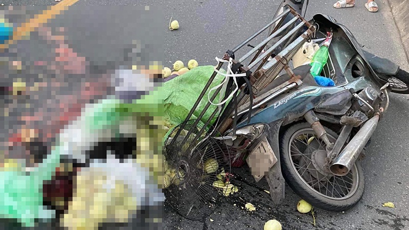 Hà Nội: Va chạm với xe ô tô, người phụ nữ chở ổi tử vong tại chỗ - Ảnh 1