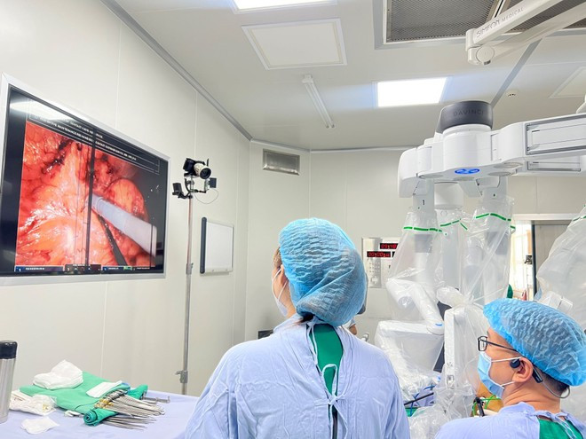 Nam bệnh nhân 48 tuổi bị ung thư thận được phẫu thuật nội soi bằng robot - Ảnh 3
